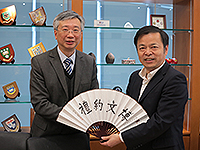 Prof. Fung Tung (left), Associate Vice-President of CUHK, presents a souvenir to Mr. Xiong Mingxin, Deputy Party Secretary of Ezhou City